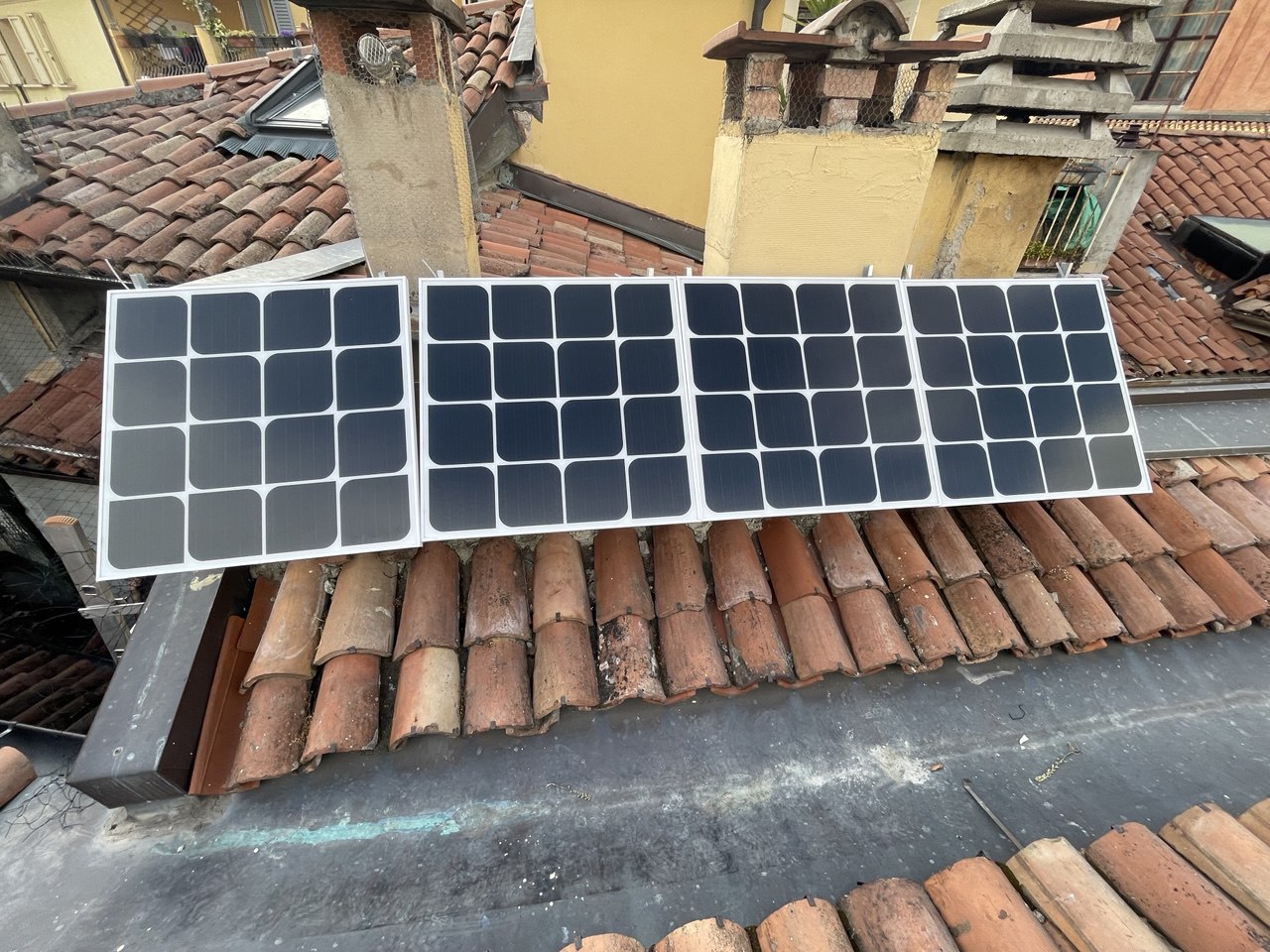 Sur un petit mur de toit.jpeg